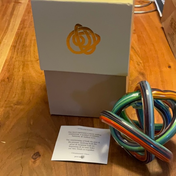 Hand blown Endless knot - It is a symbol of eternal love. and friendship - Picture 3 of 5